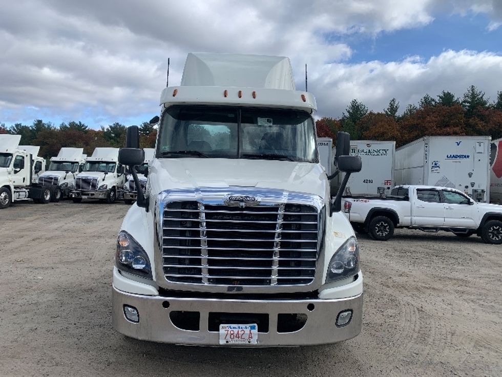 Day Cab Tractor-Heavy Duty Tractors-Freightliner-2019-Cascadia 12564ST-Londonderry-NH-500,000\n\t\tmiles-$ 27,750 - Image 2