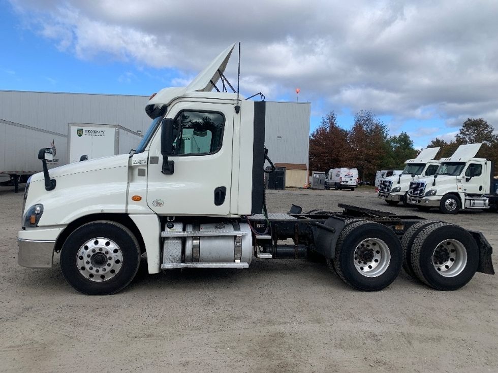 Day Cab Tractor-Heavy Duty Tractors-Freightliner-2019-Cascadia 12564ST-Londonderry-NH-500,000\n\t\tmiles-$ 27,750 - Image 4