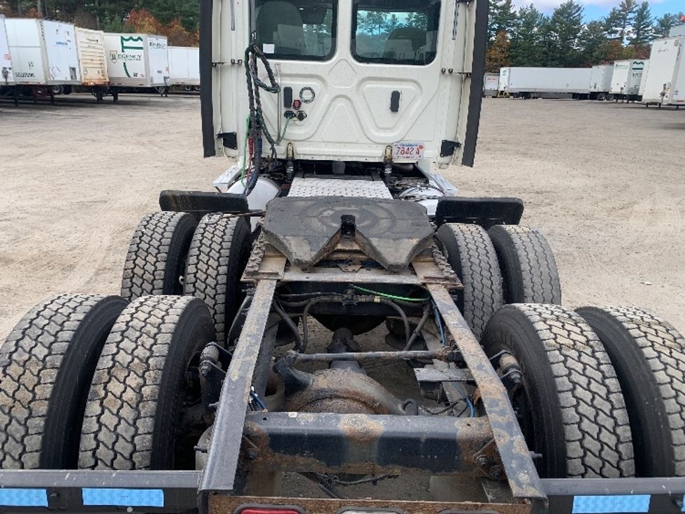 Day Cab Tractor-Heavy Duty Tractors-Freightliner-2019-Cascadia 12564ST-Londonderry-NH-500,000\n\t\tmiles-$ 27,750 - Image 6