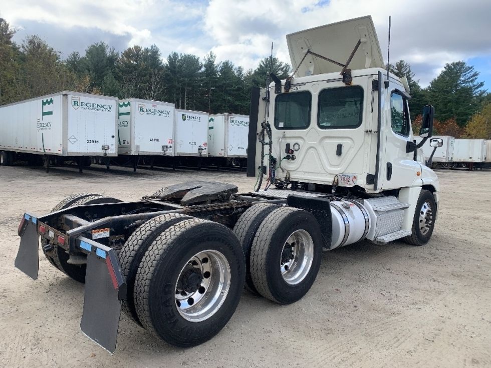 Day Cab Tractor-Heavy Duty Tractors-Freightliner-2019-Cascadia 12564ST-Londonderry-NH-500,000\n\t\tmiles-$ 27,750 - Image 7