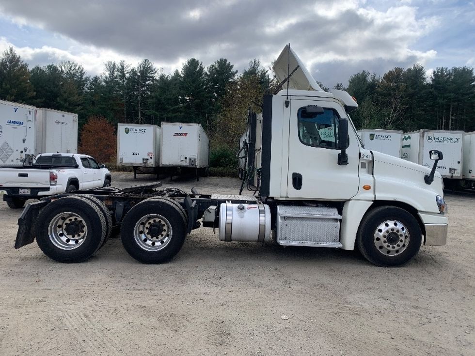 Day Cab Tractor-Heavy Duty Tractors-Freightliner-2019-Cascadia 12564ST-Londonderry-NH-500,000\n\t\tmiles-$ 27,750 - Image 8