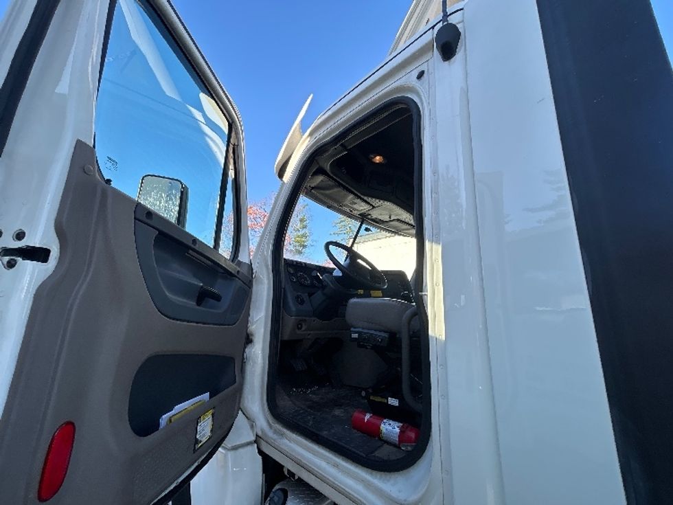 Day Cab Tractor-Heavy Duty Tractors-Freightliner-2019-Cascadia 12564ST-Londonderry-NH-500,000\n\t\tmiles-$ 27,750 - Image 9