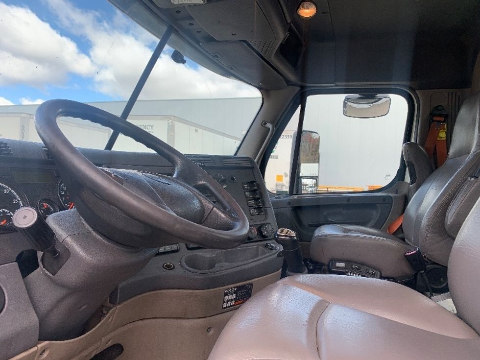 Day Cab Tractor-Heavy Duty Tractors-Freightliner-2019-Cascadia 12564ST-Londonderry-NH-505,719\n\t\tmiles-$ 27,250 - Image 10