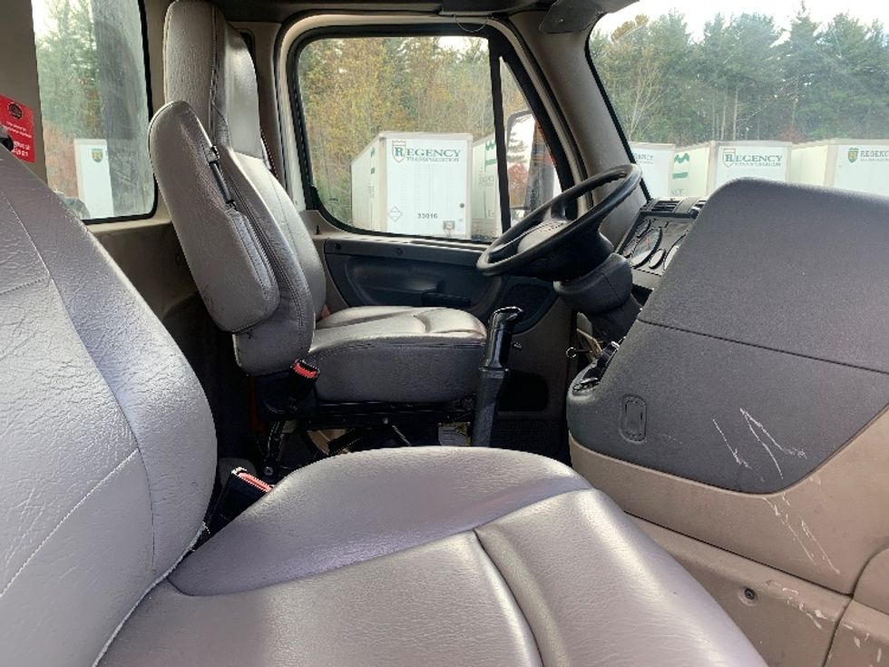 Day Cab Tractor-Heavy Duty Tractors-Freightliner-2019-Cascadia 12564ST-Londonderry-NH-505,719\n\t\tmiles-$ 27,250 - Image 14