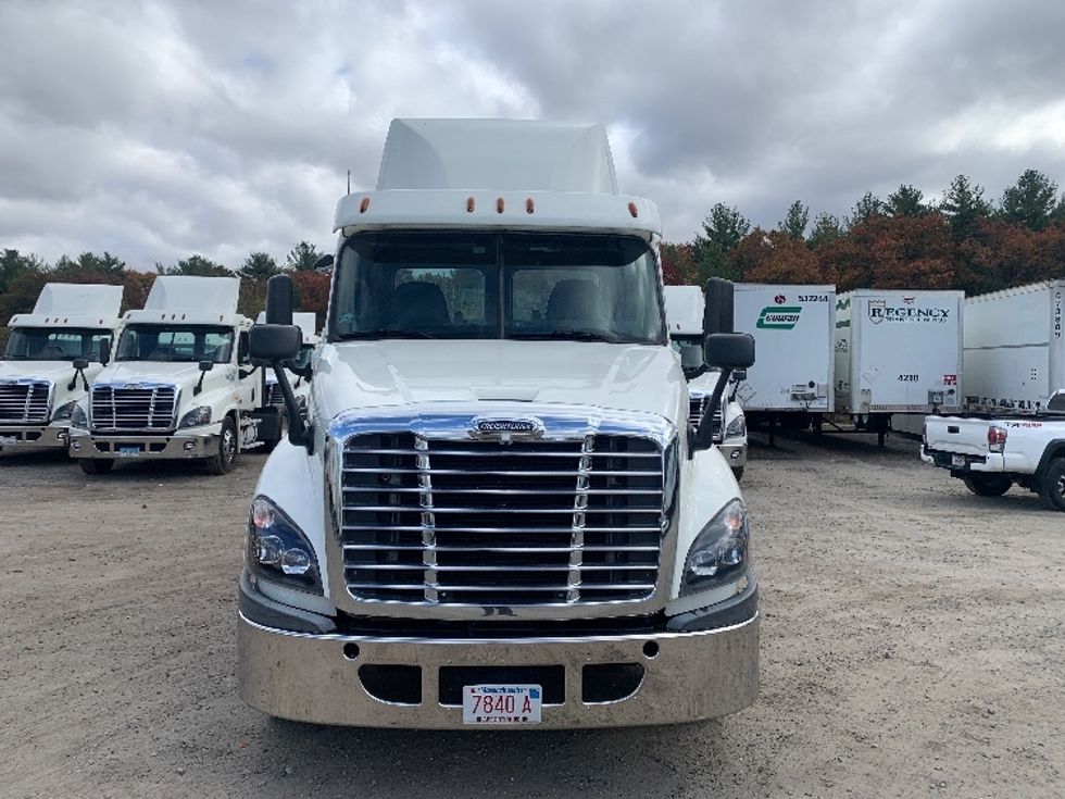 Day Cab Tractor-Heavy Duty Tractors-Freightliner-2019-Cascadia 12564ST-Londonderry-NH-505,719\n\t\tmiles-$ 27,250 - Image 2