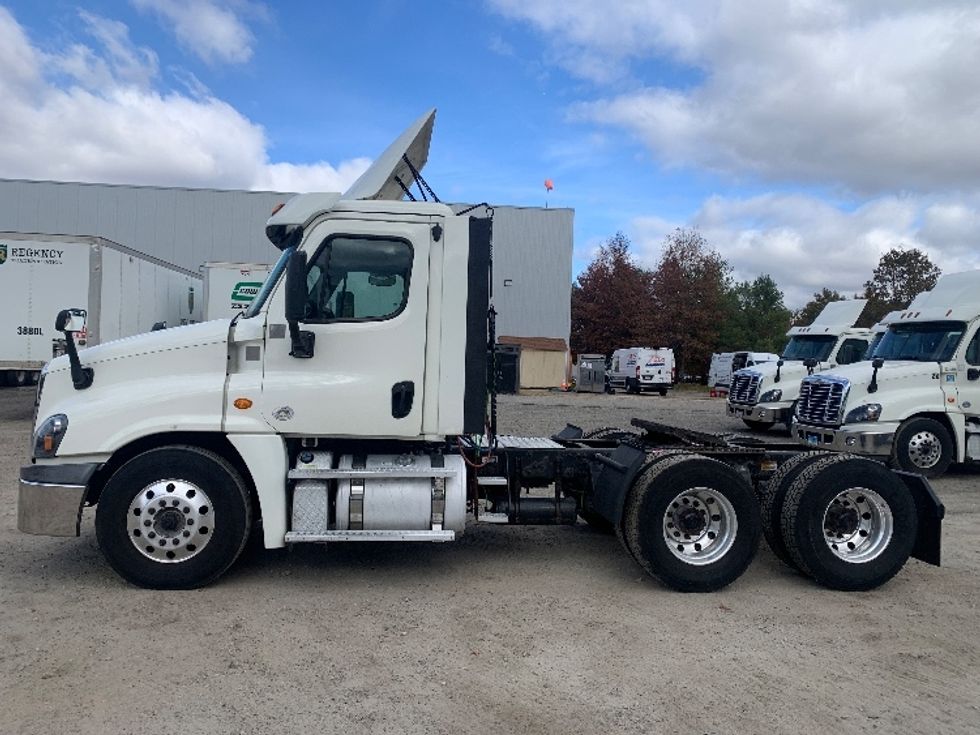 Day Cab Tractor-Heavy Duty Tractors-Freightliner-2019-Cascadia 12564ST-Londonderry-NH-505,719\n\t\tmiles-$ 27,250 - Image 4