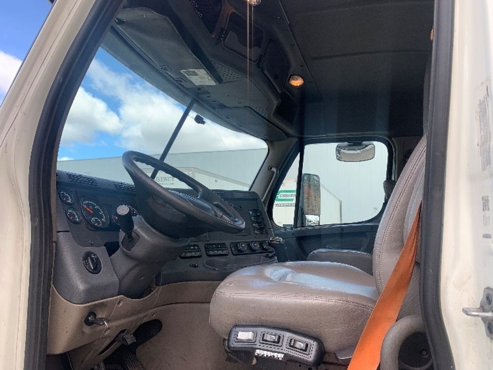 Day Cab Tractor-Heavy Duty Tractors-Freightliner-2019-Cascadia 12564ST-Londonderry-NH-505,719\n\t\tmiles-$ 27,250 - Image 9