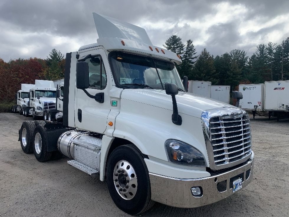 Day Cab Tractor-Heavy Duty Tractors-Freightliner-2019-Cascadia 12564ST-Londonderry-NH-520,276\n\t\tmiles-$ 26,250 - Image 1