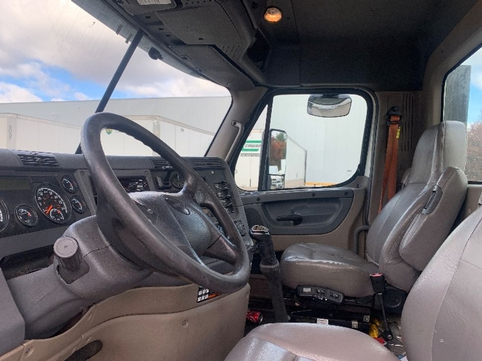 Day Cab Tractor-Heavy Duty Tractors-Freightliner-2019-Cascadia 12564ST-Londonderry-NH-520,276\n\t\tmiles-$ 26,250 - Image 10