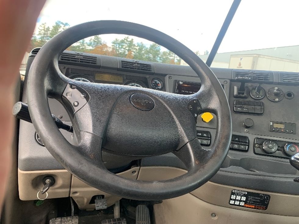 Day Cab Tractor-Heavy Duty Tractors-Freightliner-2019-Cascadia 12564ST-Londonderry-NH-520,276\n\t\tmiles-$ 26,250 - Image 11