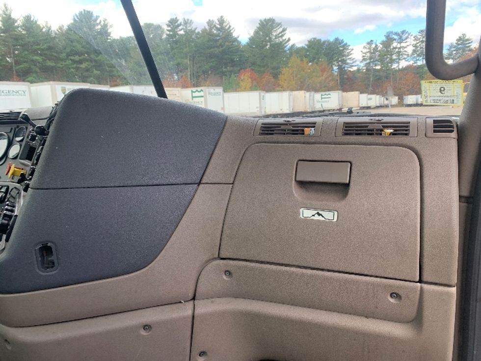 Day Cab Tractor-Heavy Duty Tractors-Freightliner-2019-Cascadia 12564ST-Londonderry-NH-520,276\n\t\tmiles-$ 26,250 - Image 13