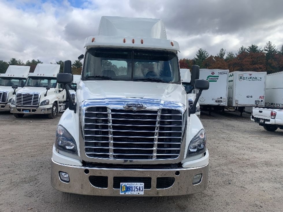 Day Cab Tractor-Heavy Duty Tractors-Freightliner-2019-Cascadia 12564ST-Londonderry-NH-520,276\n\t\tmiles-$ 26,250 - Image 2