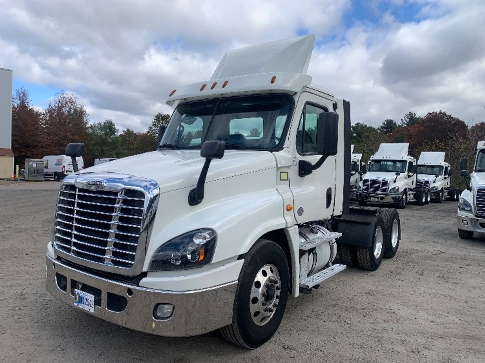 Day Cab Tractor-Heavy Duty Tractors-Freightliner-2019-Cascadia 12564ST-Londonderry-NH-520,276\n\t\tmiles-$ 26,250 - Image 3