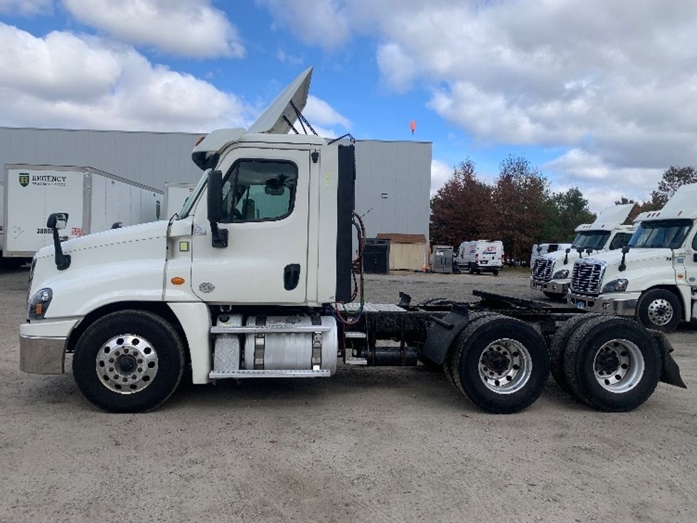 Day Cab Tractor-Heavy Duty Tractors-Freightliner-2019-Cascadia 12564ST-Londonderry-NH-520,276\n\t\tmiles-$ 26,250 - Image 4