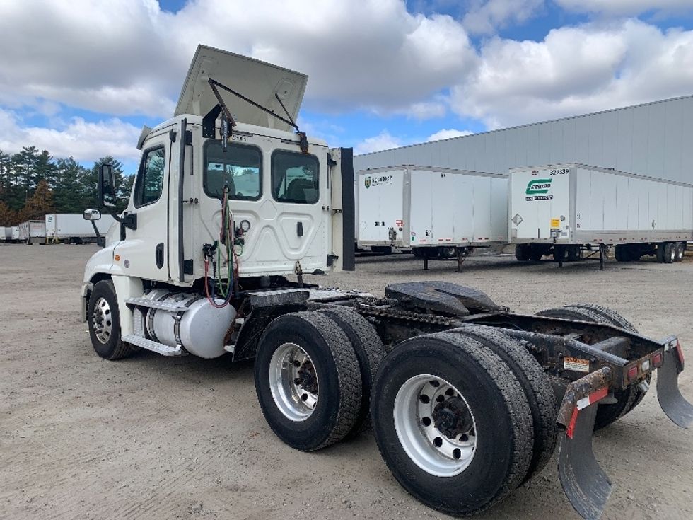 Day Cab Tractor-Heavy Duty Tractors-Freightliner-2019-Cascadia 12564ST-Londonderry-NH-520,276\n\t\tmiles-$ 26,250 - Image 5