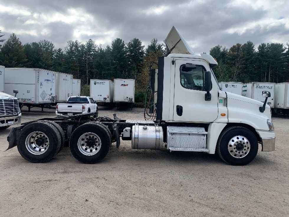 Day Cab Tractor-Heavy Duty Tractors-Freightliner-2019-Cascadia 12564ST-Londonderry-NH-520,276\n\t\tmiles-$ 26,250 - Image 8