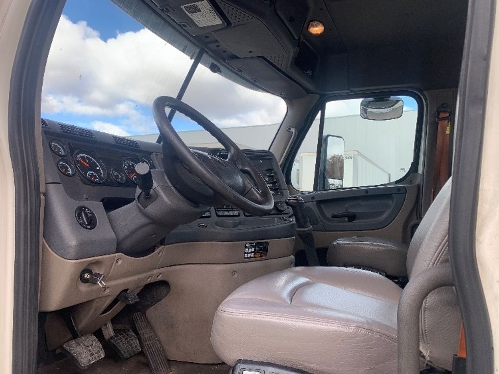 Day Cab Tractor-Heavy Duty Tractors-Freightliner-2019-Cascadia 12564ST-Londonderry-NH-520,276\n\t\tmiles-$ 26,250 - Image 9