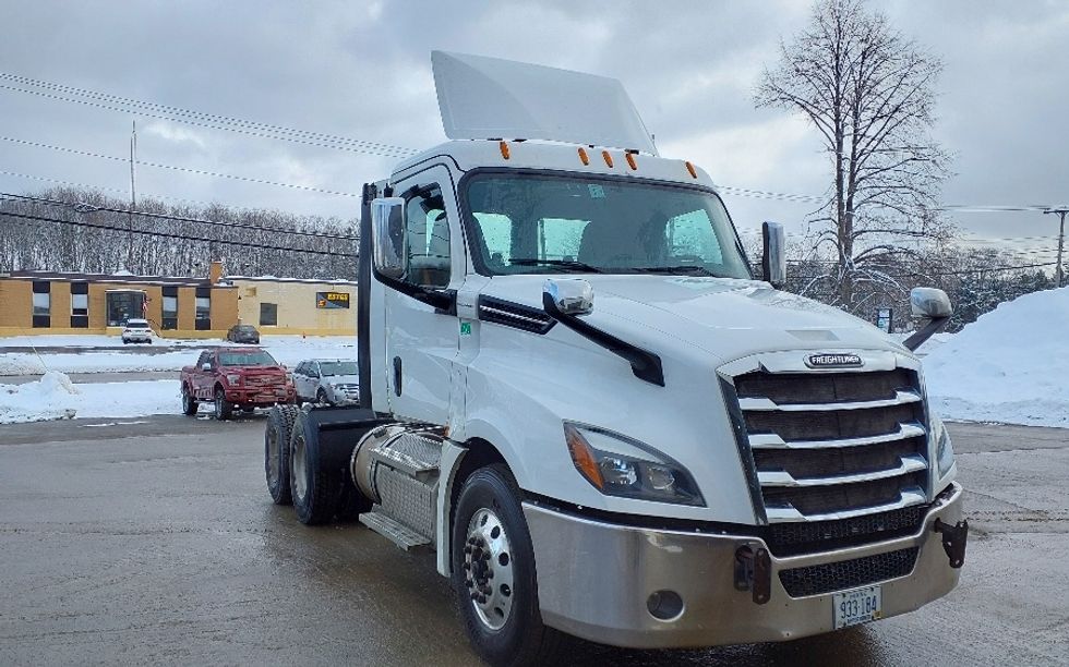 Day Cab Tractor-Heavy Duty Tractors-Freightliner-2019-Cascadia 12564ST-Londonderry-NH-542,101\n\t\tmiles-$ 33,000 - Image 1