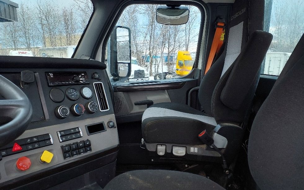 Day Cab Tractor-Heavy Duty Tractors-Freightliner-2019-Cascadia 12564ST-Londonderry-NH-542,101\n\t\tmiles-$ 33,000 - Image 10