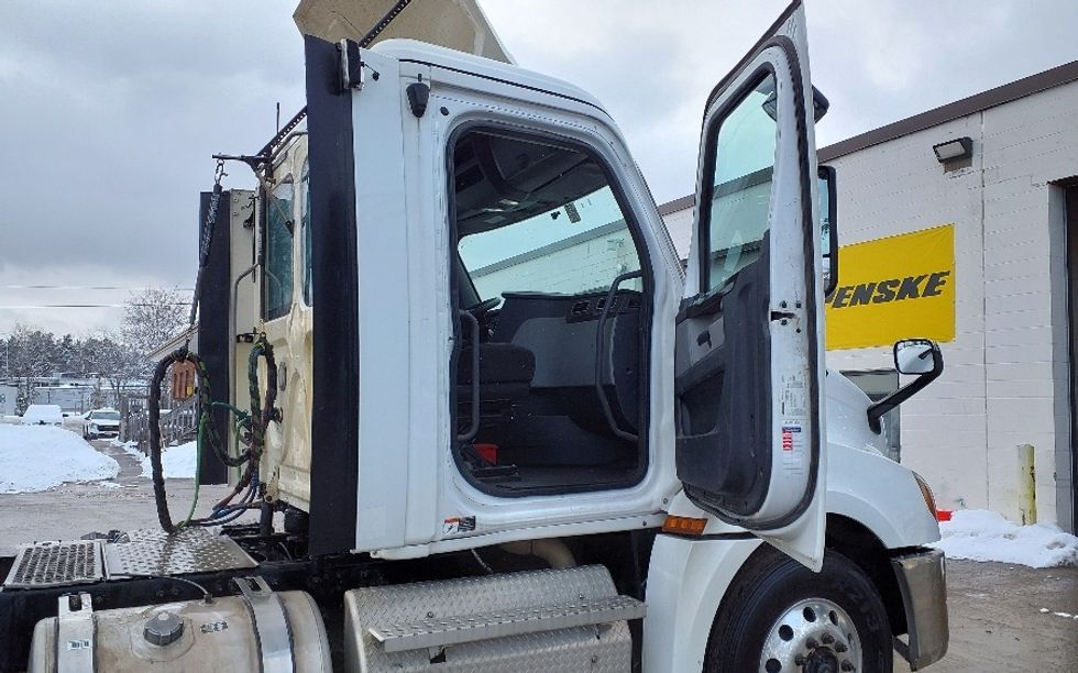 Day Cab Tractor-Heavy Duty Tractors-Freightliner-2019-Cascadia 12564ST-Londonderry-NH-542,101\n\t\tmiles-$ 33,000 - Image 12