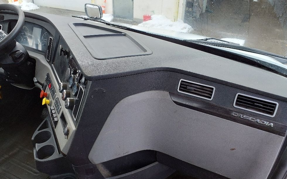 Day Cab Tractor-Heavy Duty Tractors-Freightliner-2019-Cascadia 12564ST-Londonderry-NH-542,101\n\t\tmiles-$ 33,000 - Image 13