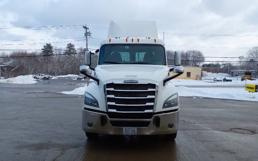 Day Cab Tractor-Heavy Duty Tractors-Freightliner-2019-Cascadia 12564ST-Londonderry-NH-542,101\n\t\tmiles-$ 33,000 - Image 2