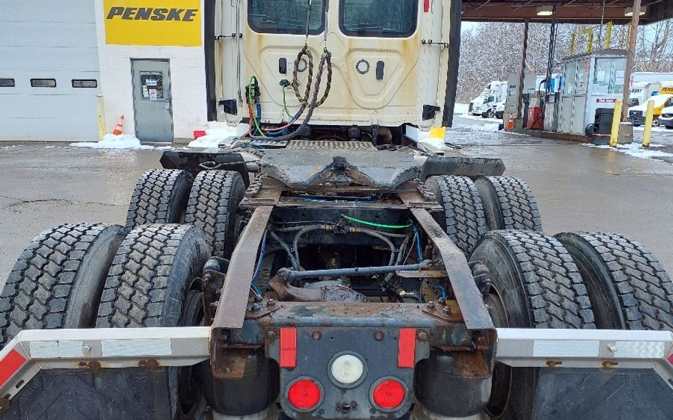 Day Cab Tractor-Heavy Duty Tractors-Freightliner-2019-Cascadia 12564ST-Londonderry-NH-542,101\n\t\tmiles-$ 33,000 - Image 6