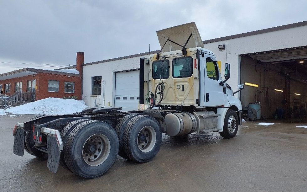 Day Cab Tractor-Heavy Duty Tractors-Freightliner-2019-Cascadia 12564ST-Londonderry-NH-542,101\n\t\tmiles-$ 33,000 - Image 7