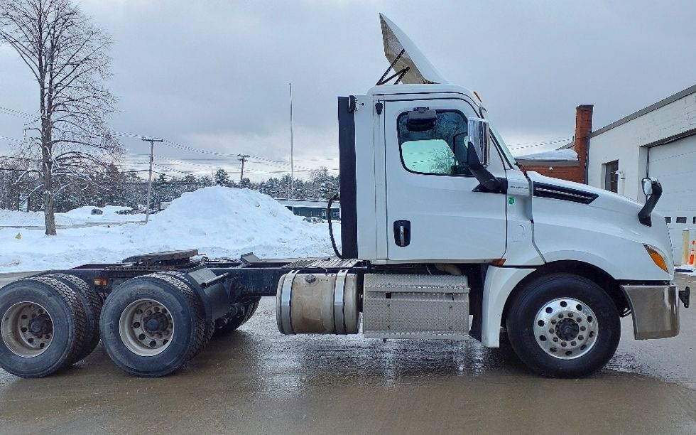 Day Cab Tractor-Heavy Duty Tractors-Freightliner-2019-Cascadia 12564ST-Londonderry-NH-542,101\n\t\tmiles-$ 33,000 - Image 8