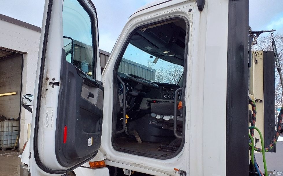 Day Cab Tractor-Heavy Duty Tractors-Freightliner-2019-Cascadia 12564ST-Londonderry-NH-542,101\n\t\tmiles-$ 33,000 - Image 9