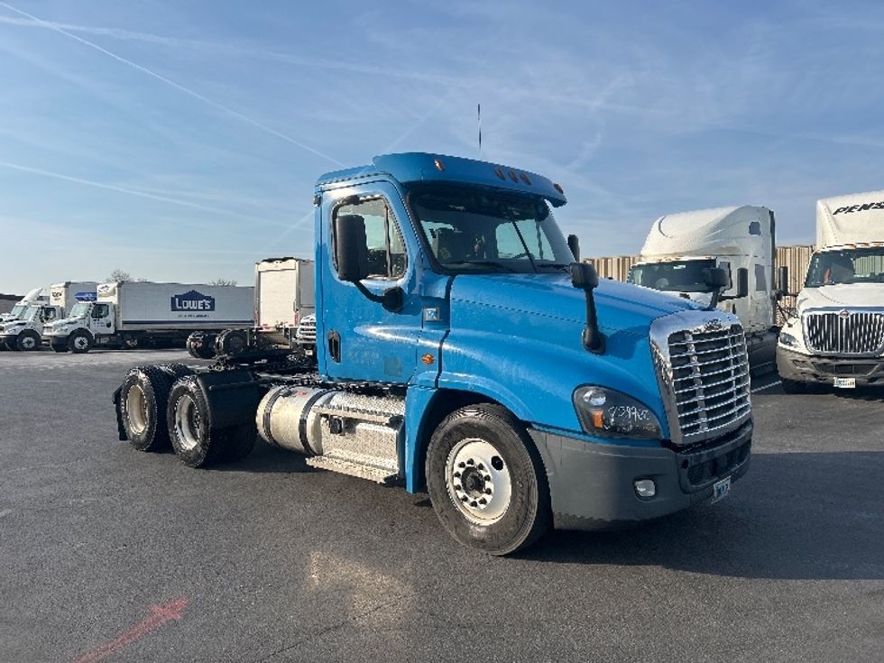 Day Cab Tractor-Heavy Duty Tractors-Freightliner-2019-Cascadia 12564ST-Louisville-KY-615,000\n\t\tmiles-$ 21,750 - Image 1
