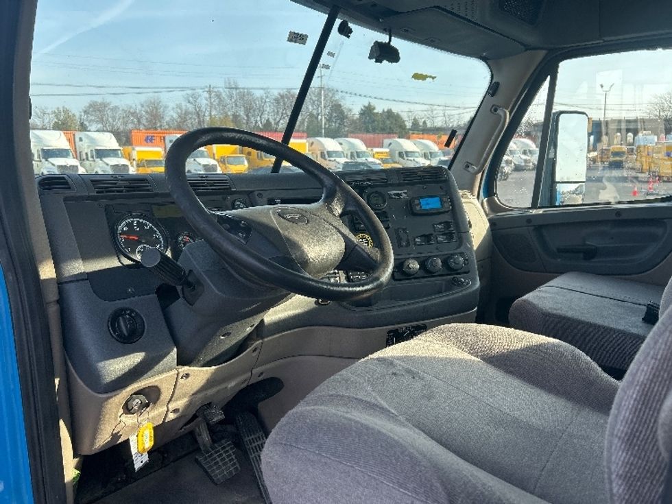 Day Cab Tractor-Heavy Duty Tractors-Freightliner-2019-Cascadia 12564ST-Louisville-KY-615,000\n\t\tmiles-$ 21,750 - Image 10