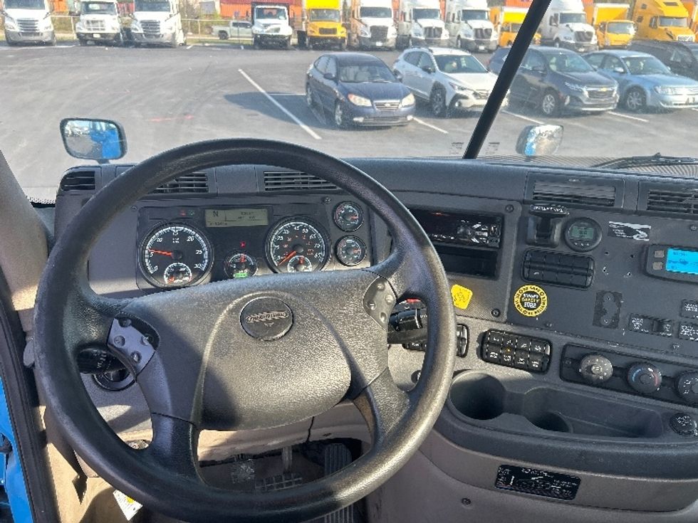 Day Cab Tractor-Heavy Duty Tractors-Freightliner-2019-Cascadia 12564ST-Louisville-KY-615,000\n\t\tmiles-$ 21,750 - Image 11