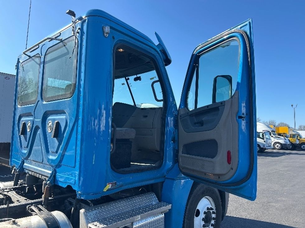 Day Cab Tractor-Heavy Duty Tractors-Freightliner-2019-Cascadia 12564ST-Louisville-KY-615,000\n\t\tmiles-$ 21,750 - Image 12