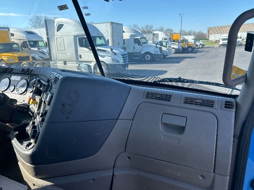 Day Cab Tractor-Heavy Duty Tractors-Freightliner-2019-Cascadia 12564ST-Louisville-KY-615,000\n\t\tmiles-$ 21,750 - Image 13