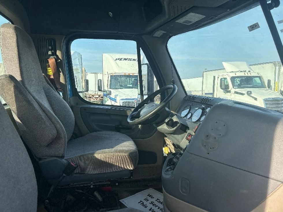 Day Cab Tractor-Heavy Duty Tractors-Freightliner-2019-Cascadia 12564ST-Louisville-KY-615,000\n\t\tmiles-$ 21,750 - Image 14