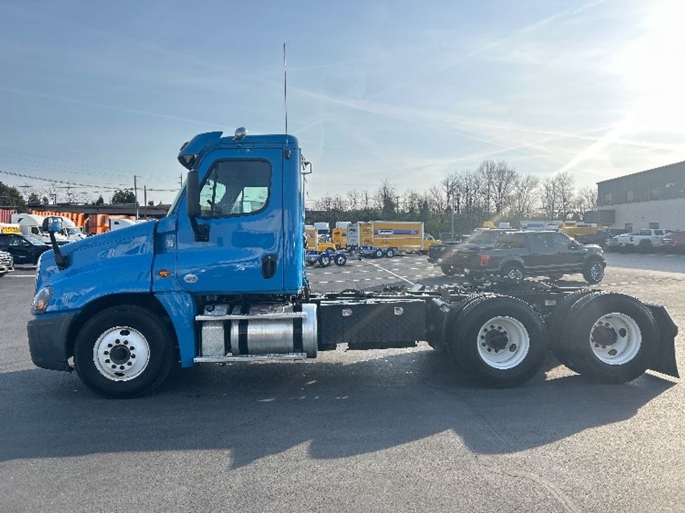 Day Cab Tractor-Heavy Duty Tractors-Freightliner-2019-Cascadia 12564ST-Louisville-KY-615,000\n\t\tmiles-$ 21,750 - Image 4