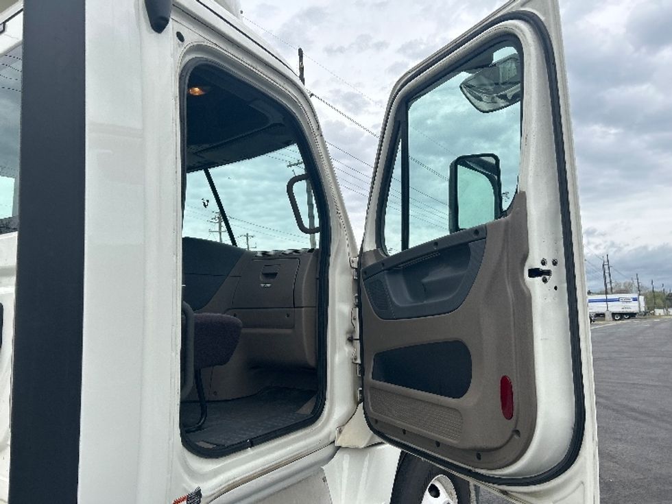 Day Cab Tractor-Heavy Duty Tractors-Freightliner-2019-Cascadia 12564ST-Lowell-AR-481,418\n\t\tmiles-$ 32,250 - Image 12