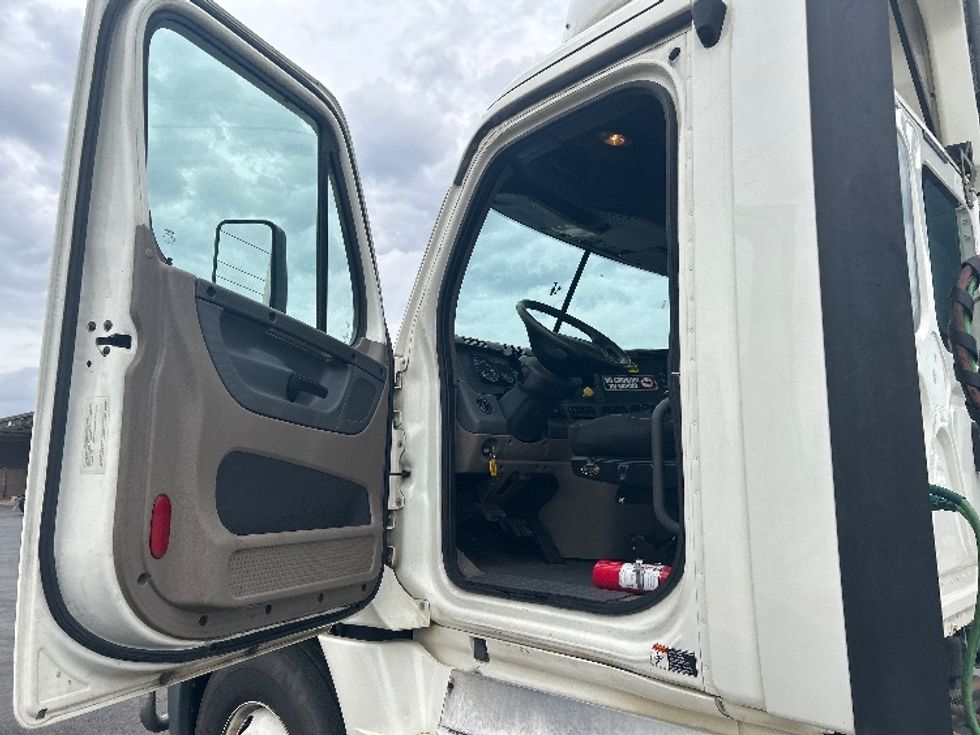 Day Cab Tractor-Heavy Duty Tractors-Freightliner-2019-Cascadia 12564ST-Lowell-AR-481,418\n\t\tmiles-$ 32,250 - Image 9