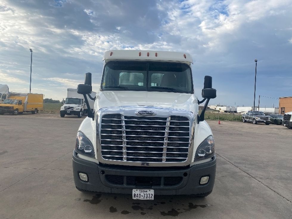 Day Cab Tractor-Heavy Duty Tractors-Freightliner-2019-Cascadia 12564ST-Lubbock-TX-294,309\n\t\tmiles-$ 43,750 - Image 2