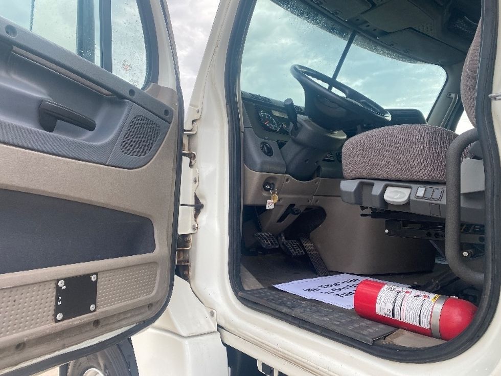 Day Cab Tractor-Heavy Duty Tractors-Freightliner-2019-Cascadia 12564ST-Lubbock-TX-294,309\n\t\tmiles-$ 43,750 - Image 9