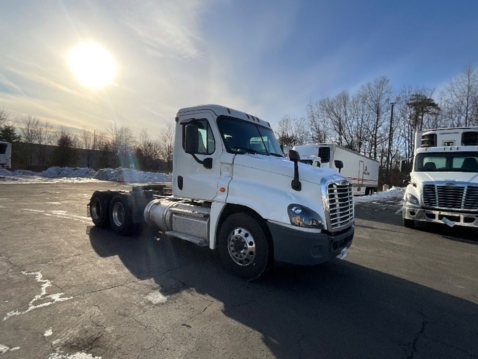 Day Cab Tractor-Heavy Duty Tractors-Freightliner-2019-Cascadia 12564ST-Manassas-VA-218,727\n\t\tmiles-$ 44,250 - Image 1