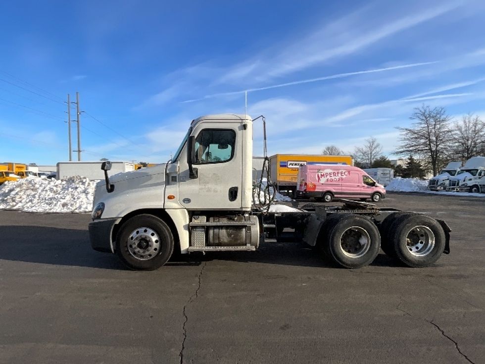 Day Cab Tractor-Heavy Duty Tractors-Freightliner-2019-Cascadia 12564ST-Manassas-VA-218,727\n\t\tmiles-$ 44,250 - Image 4
