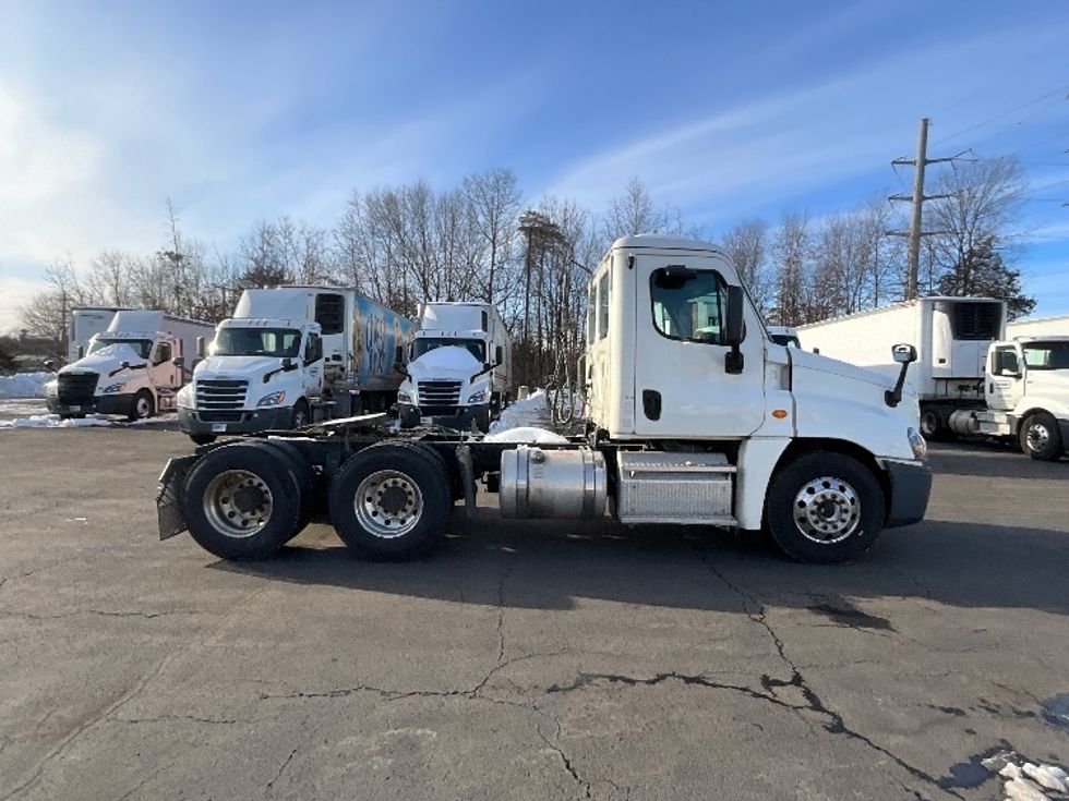 Day Cab Tractor-Heavy Duty Tractors-Freightliner-2019-Cascadia 12564ST-Manassas-VA-218,727\n\t\tmiles-$ 44,250 - Image 8