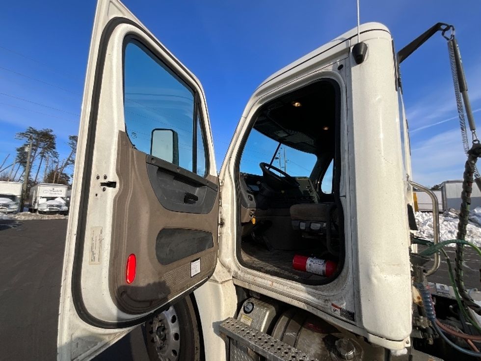 Day Cab Tractor-Heavy Duty Tractors-Freightliner-2019-Cascadia 12564ST-Manassas-VA-218,727\n\t\tmiles-$ 44,250 - Image 9