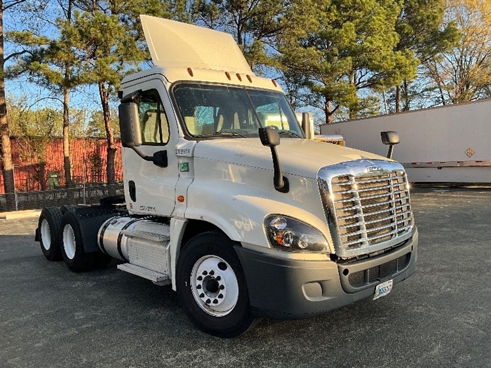 Day Cab Tractor-Heavy Duty Tractors-Freightliner-2019-Cascadia 12564ST-Mebane-NC-393,391\n\t\tmiles-$ 35,750 - Image 1
