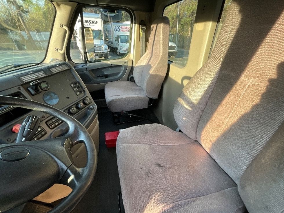 Day Cab Tractor-Heavy Duty Tractors-Freightliner-2019-Cascadia 12564ST-Mebane-NC-393,391\n\t\tmiles-$ 35,750 - Image 10