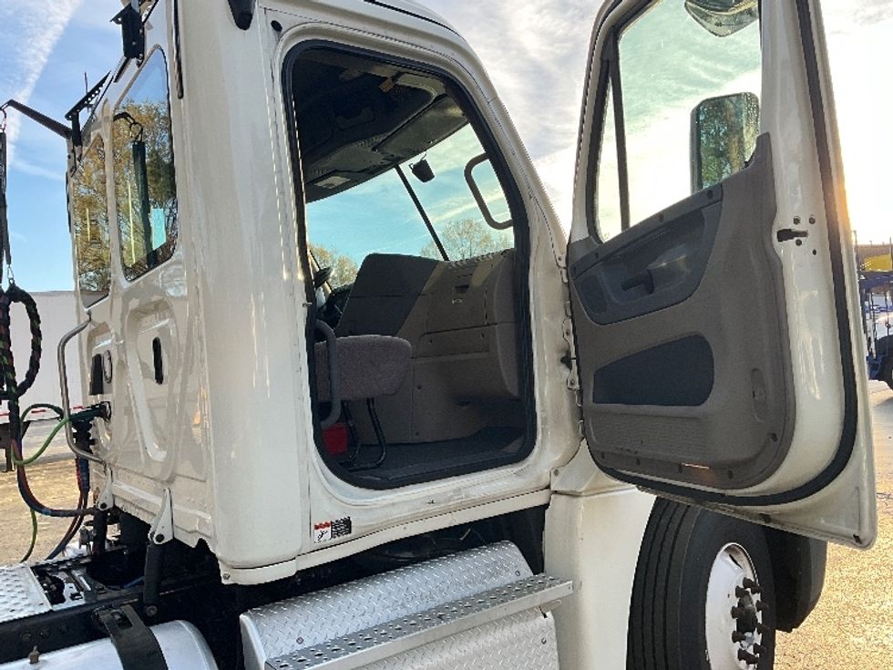 Day Cab Tractor-Heavy Duty Tractors-Freightliner-2019-Cascadia 12564ST-Mebane-NC-393,391\n\t\tmiles-$ 35,750 - Image 12