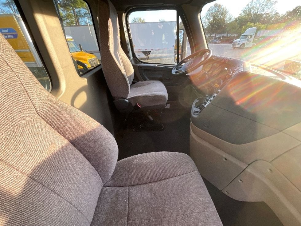 Day Cab Tractor-Heavy Duty Tractors-Freightliner-2019-Cascadia 12564ST-Mebane-NC-393,391\n\t\tmiles-$ 35,750 - Image 14