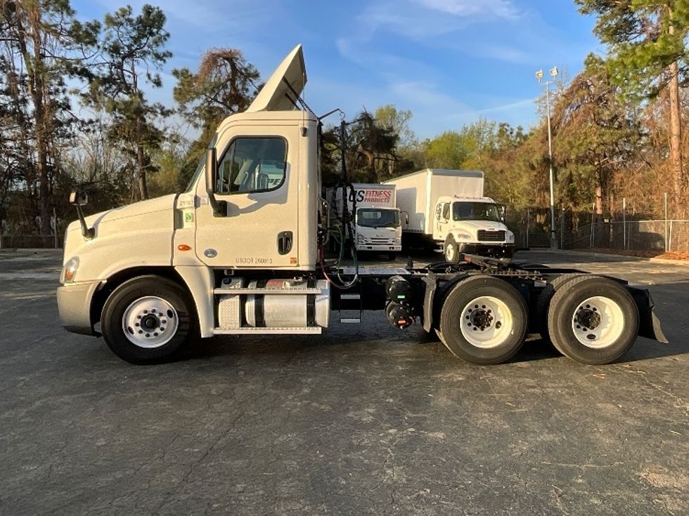 Day Cab Tractor-Heavy Duty Tractors-Freightliner-2019-Cascadia 12564ST-Mebane-NC-393,391\n\t\tmiles-$ 35,750 - Image 4